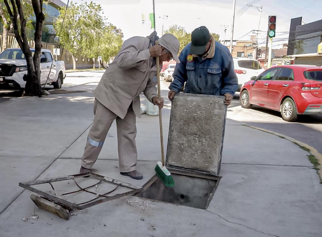 PACHUCA REALIZA TRABAJOS DE COLOCACIÓN DE TAPAS DE REGISTRO PARA MEJORAR LA SEGURIDAD VIAL