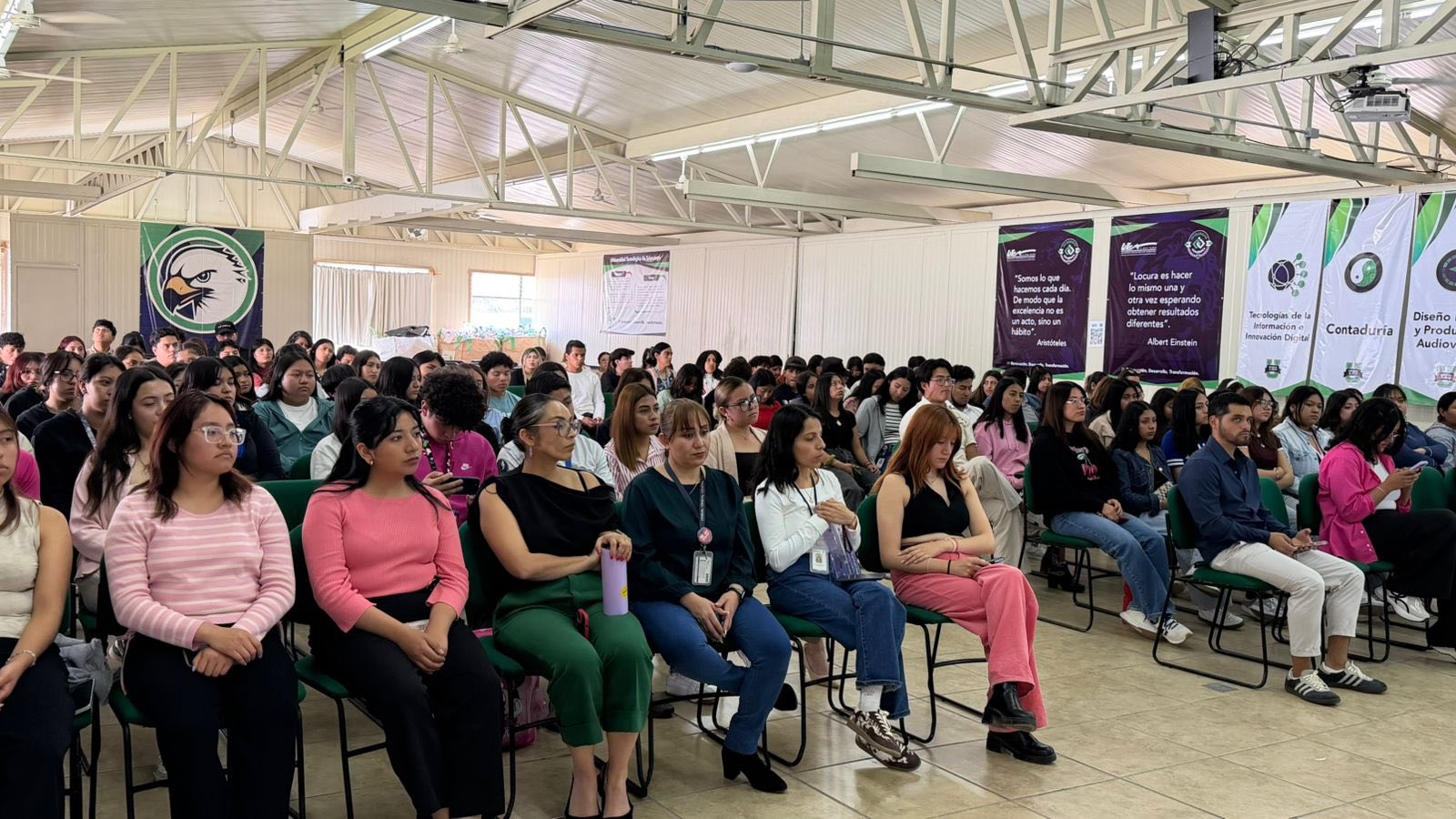 INAUGURAN CONSTRUCCIÓN DE BANQUETAS Y GUARNICIONES EN CALLE ABUNDIO MARTÍNEZ DE SAN SALVADOR