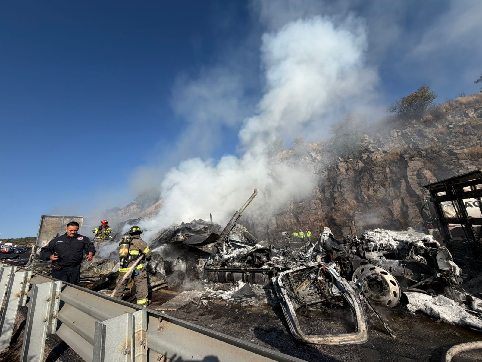 INCENDIO DE VEHÍCULOS PROVOCA ALERTA VIAL EN EL ARCO NORTE A LA ALTURA DE XOCHITLÁN DE LAS FLORES