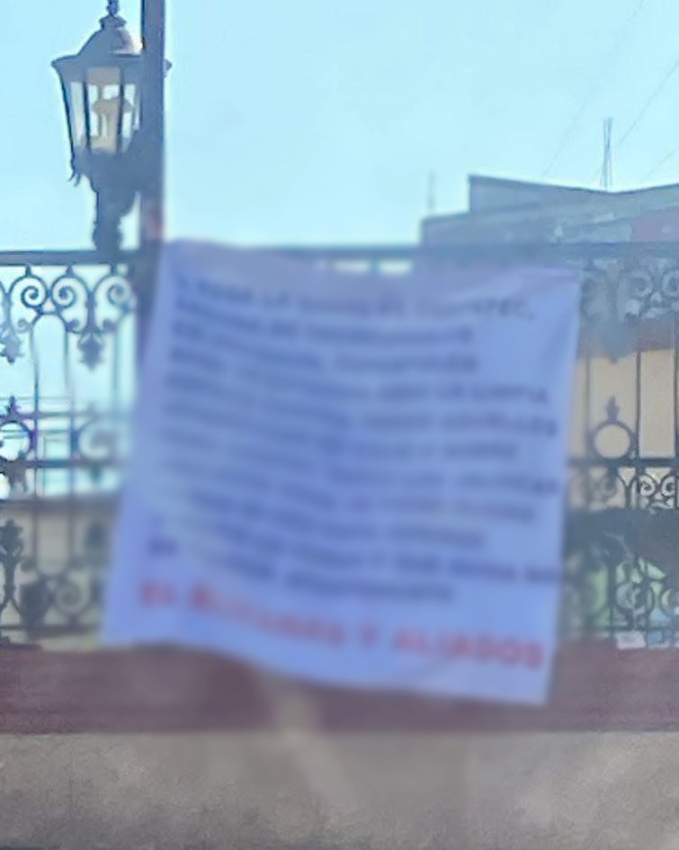 RETIRAN MANTA CON MENSAJES INTIMIDATORIOS EN EL CENTRO DE TEPEAPULCO