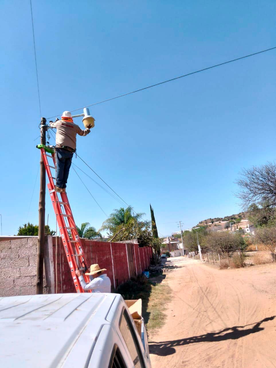 Refuerzan mantenimiento de alumbrado público en cabecera municipal de Tecozautla