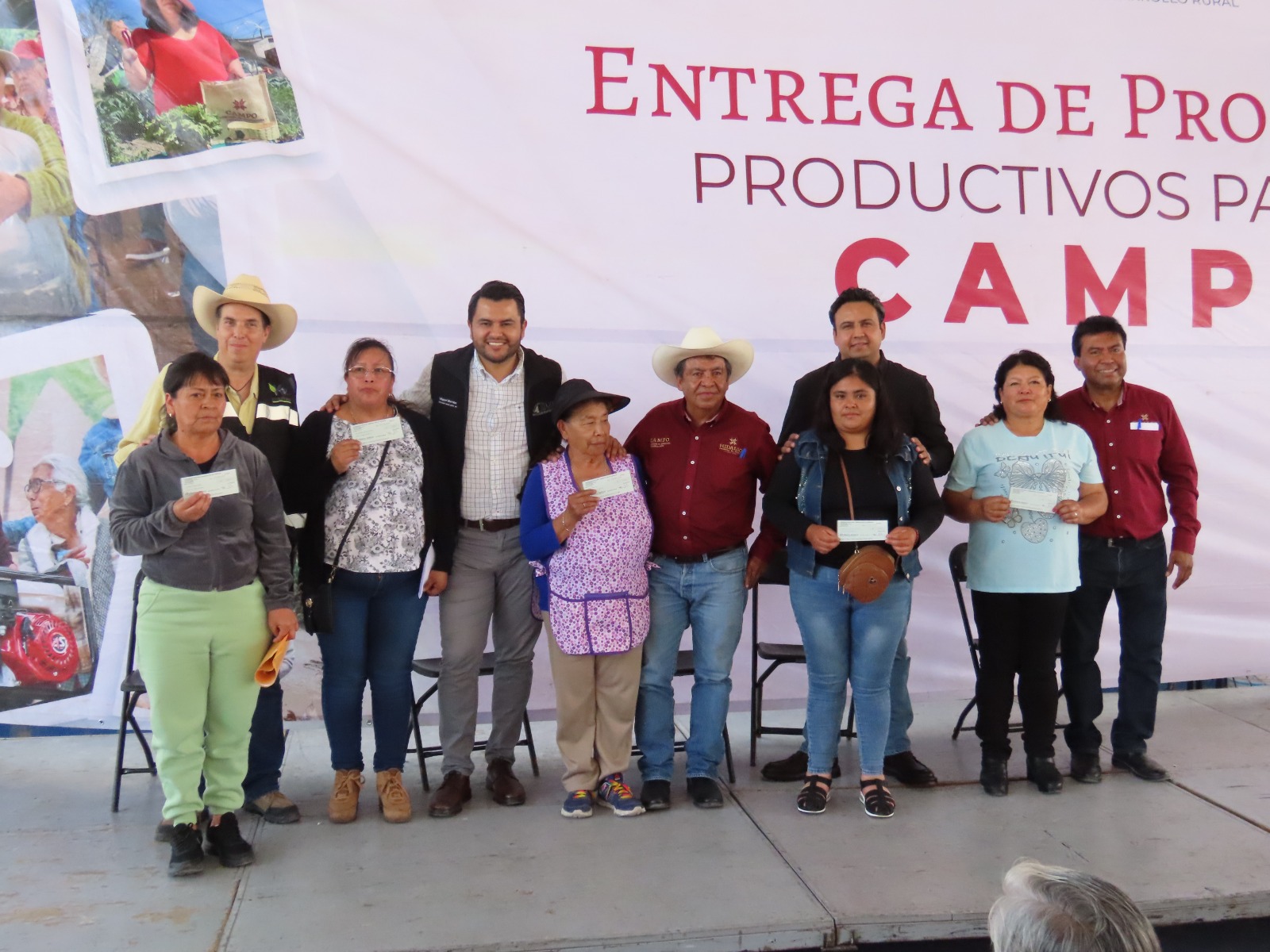 Entregan apoyos del seguro catastrófico a productores de Tolcayuca