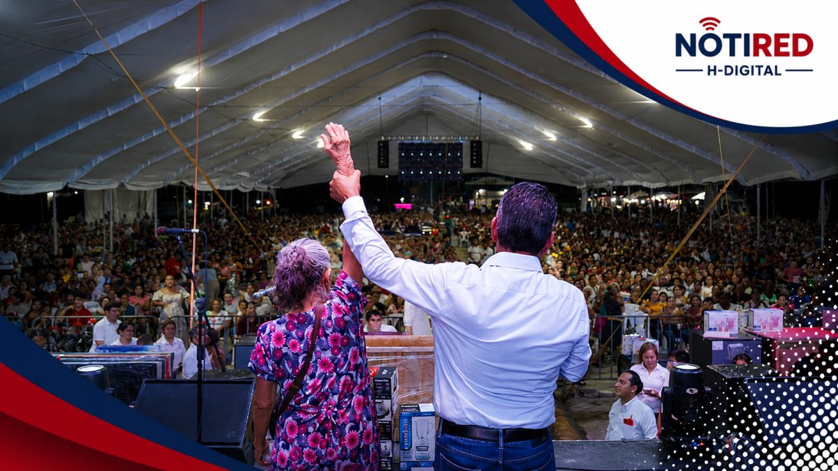 Alfredo San Román celebró a miles de madres en Huejutla